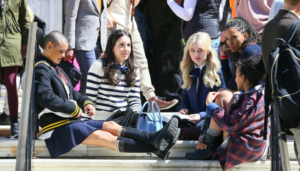 On set i New York! På bilden ser vi nya Gossip girl-skådisarna Savannah Smith, Jordan Alexander, Emily Alyn Lind, Evan Mock, Thomas Doherty och Zión Moreno. On set i New York! På bilden ser vi nya Gossip girl-skådisarna Savannah Smith, Jordan Alexander, Emily Alyn Lind, Evan Mock, Thomas Doherty och Zión Moreno.