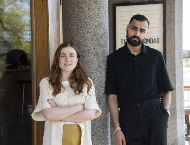 Skådisarna Amy Deasismont (som också är seriens skapare) och Alexander Abdallah poserar utanför Bio Rio på Södermalm i Stockholm. Amy ser gärna att det blir en andra säsong, och Alexander ser inte ut att stänga några dörrar! Skådisarna Amy Deasismont (som också är seriens skapare) och Alexander Abdallah poserar utanför Bio Rio på Södermalm i Stockholm. Amy ser gärna att det blir en andra säsong, och Alexander ser inte ut att stänga några dörrar!