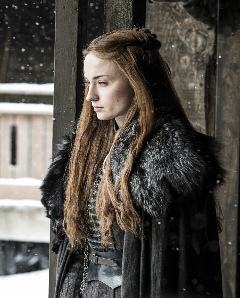 Sophie Turner bar peruk mot slutet av långköraren Game of Thrones. Sophie Turner bar peruk mot slutet av långköraren Game of Thrones.