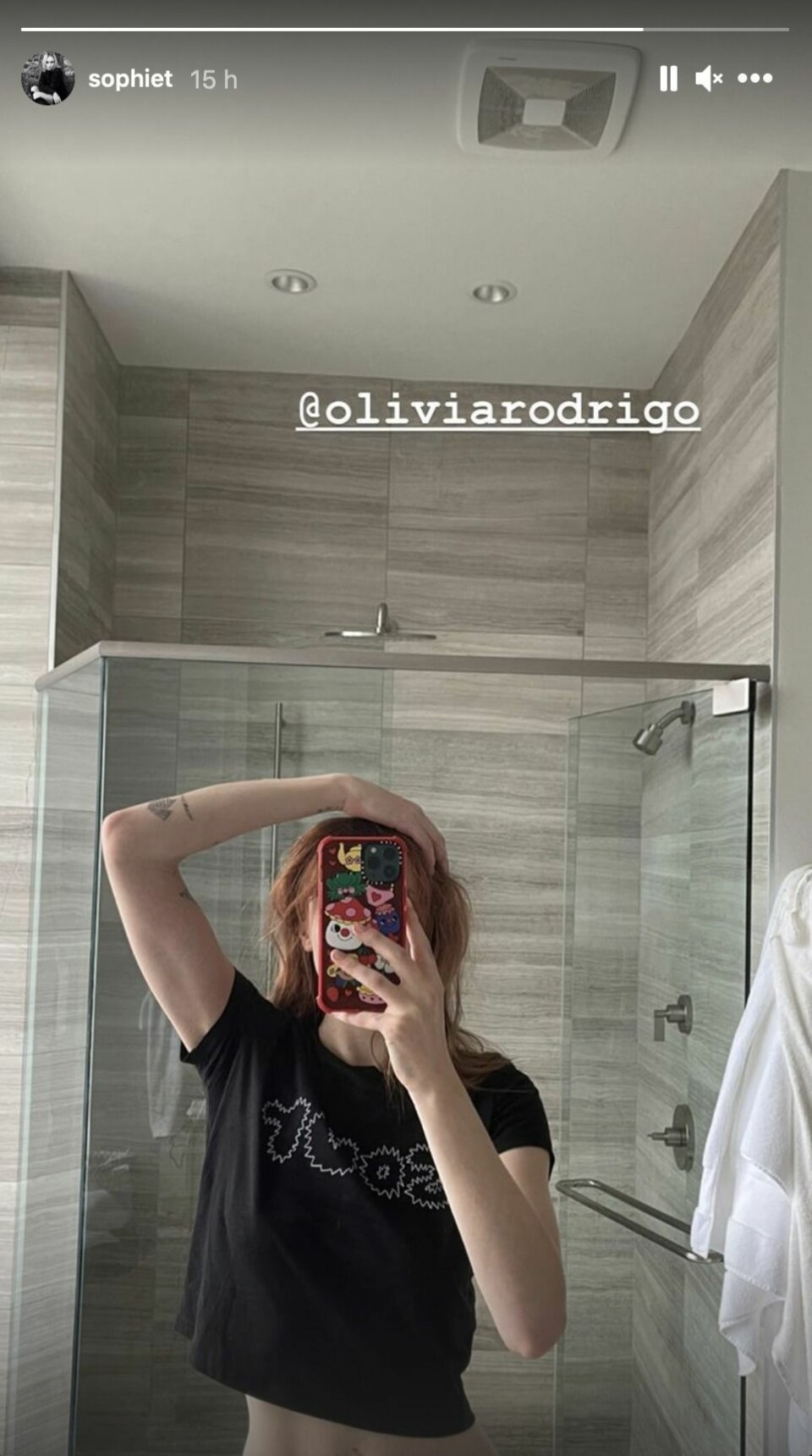 Sophie Turner visar upp sitt röda hår. Sophie Turner visar upp sitt röda hår.