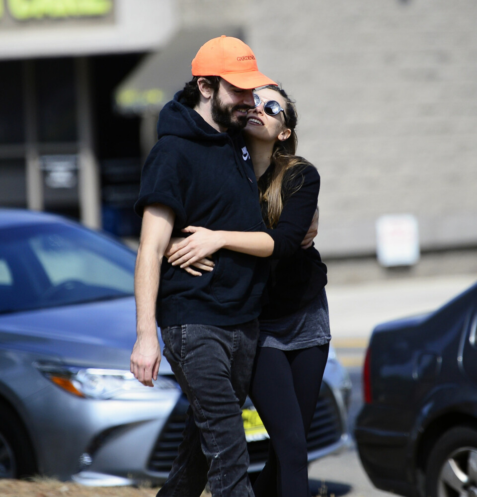 Elizabeth Olsen och Robbie Arnett ute på stan. Elizabeth Olsen och Robbie Arnett ute på stan.