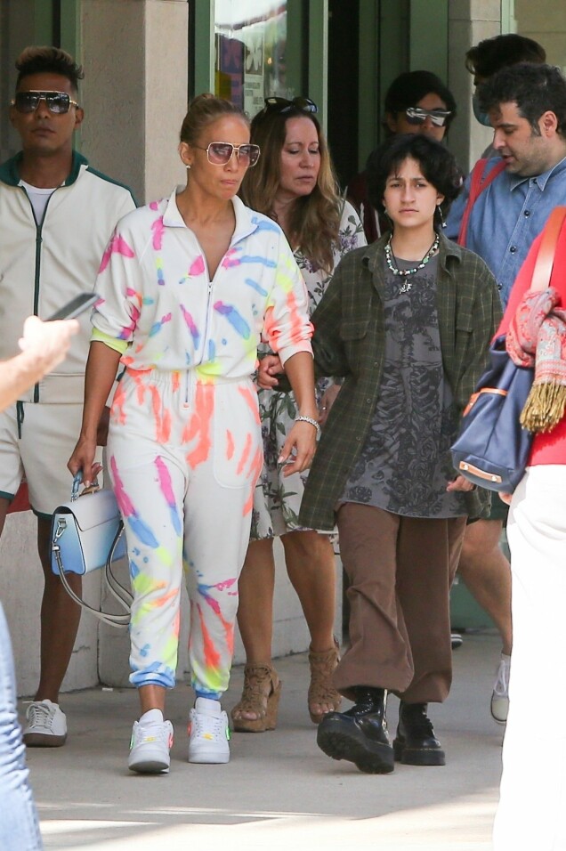 JLo tillsammans med barnen och vänner i Miami, Florida häromdagen. Just nu är Ben Affleck Kalifornien. JLo tillsammans med barnen och vänner i Miami, Florida häromdagen. Just nu är Ben Affleck Kalifornien.