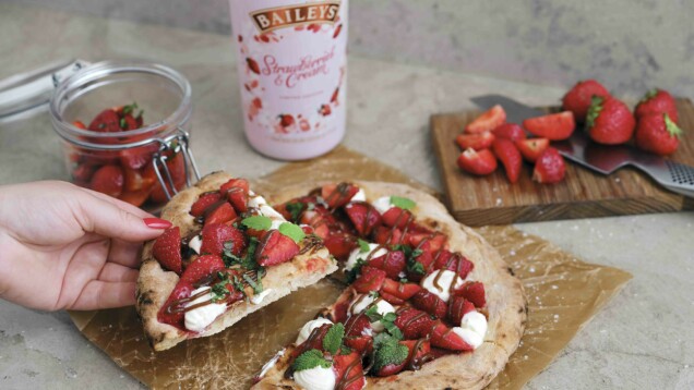 Recept: Så gör du Baileyspizza med smak av jordgubbar