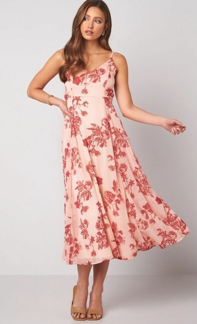 Klicka på bilden för att komma till klänningen. Klicka på bilden för att komma till klänningen.