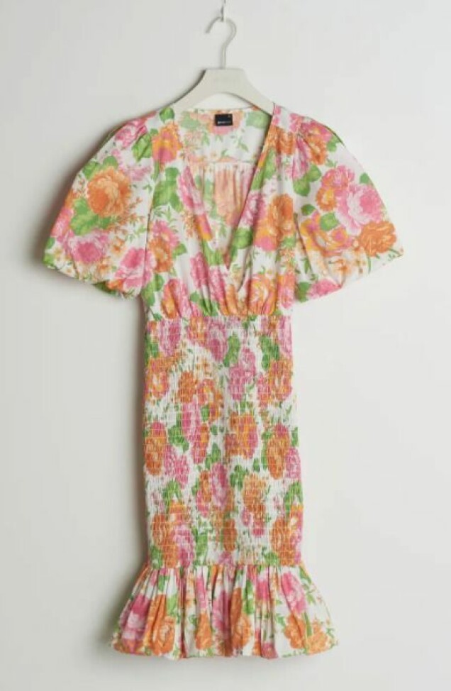 Klicka på bilden för att komma direkt till klänningen. Klicka på bilden för att komma direkt till klänningen.