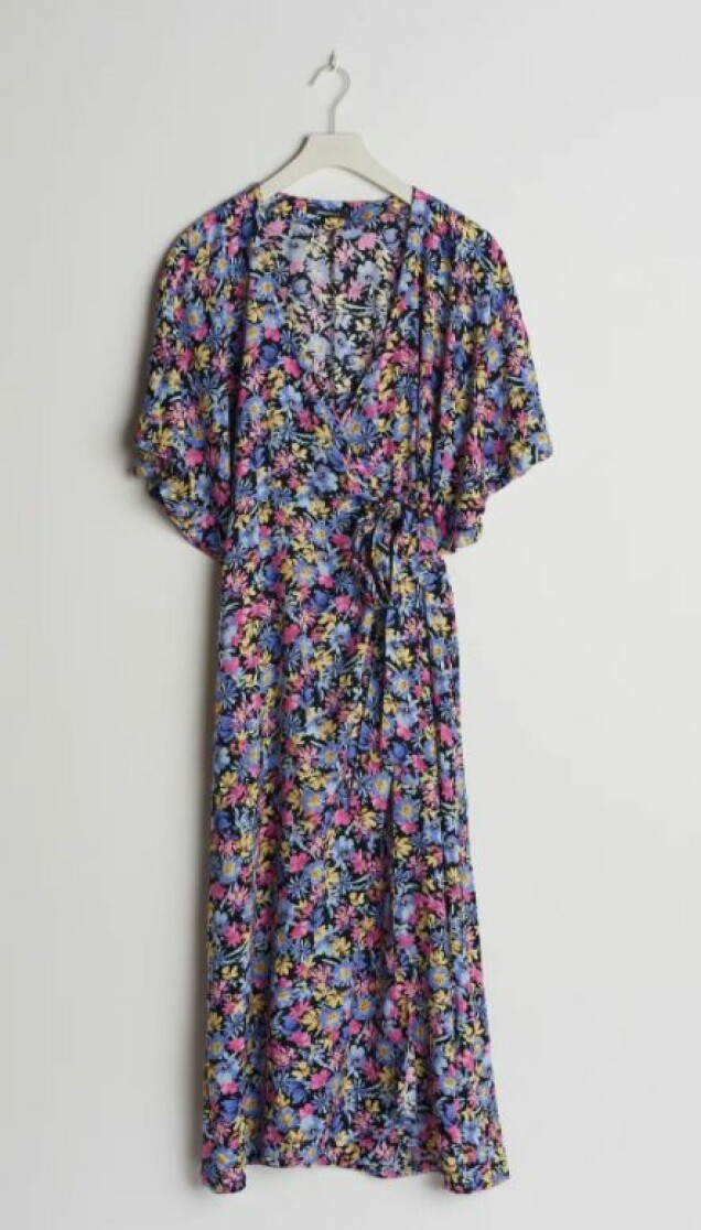 Klicka på bilden för att komma direkt till klänningen. Klicka på bilden för att komma direkt till klänningen.