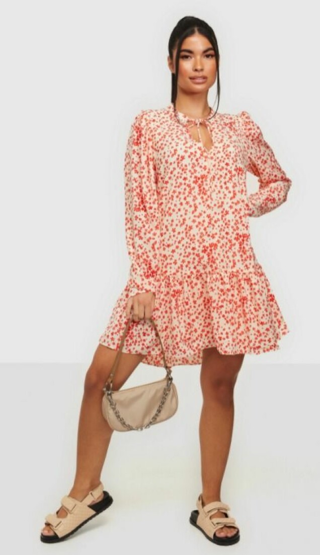 Klicka på bilden för att komma direkt till klänningen. Klicka på bilden för att komma direkt till klänningen.