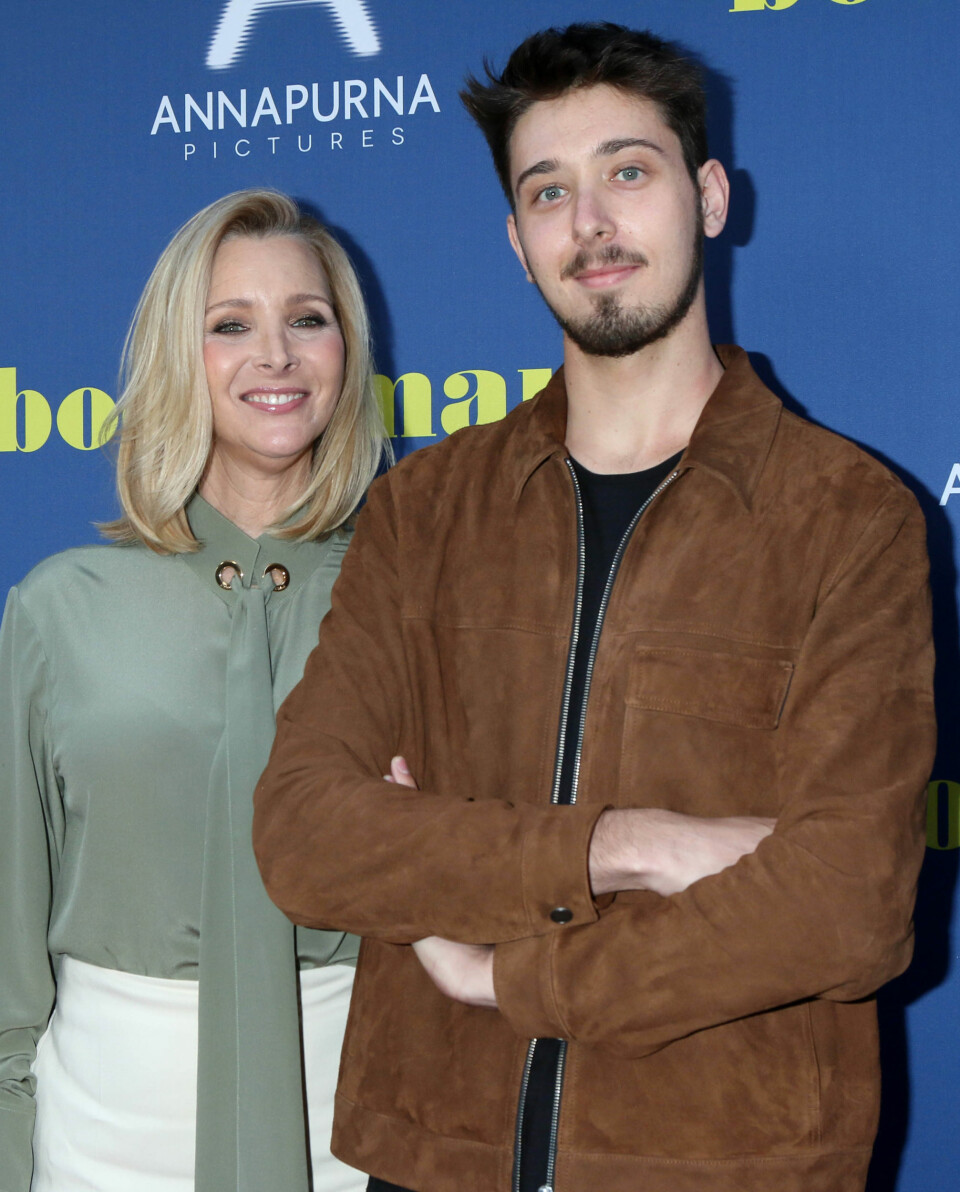 Lisa Kudrow och sonen Julian Murray Stern på premiären av filmen Booksmart. Lisa Kudrow och sonen Julian Murray Stern på premiären av filmen Booksmart.