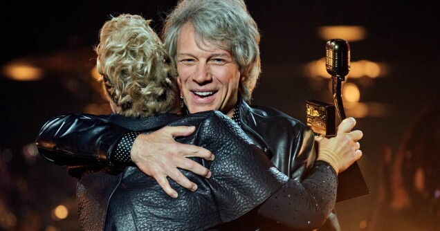 Jon Bon Jovi får en kram av Pink under Billboard Music Awards. Jon Bon Jovi får en kram av Pink under Billboard Music Awards.