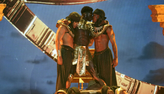 Lil Nas X gör en Madonna och Britney Spears 2003. Lil Nas X gör en Madonna och Britney Spears 2003.