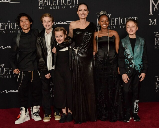 Pax Jolie-Pitt, Shiloh Jolie-Pitt, Vivian Jolie-Pitt, Angelina Jolie, Zahara Jolie-Pitt and Knox Jolie-Pitt på biopremiären av Maleficent: Mistress of Evil i Los Angeles 2019. Pax Jolie-Pitt, Shiloh Jolie-Pitt, Vivian Jolie-Pitt, Angelina Jolie, Zahara Jolie-Pitt and Knox Jolie-Pitt på biopremiären av Maleficent: Mistress of Evil i Los Angeles 2019.