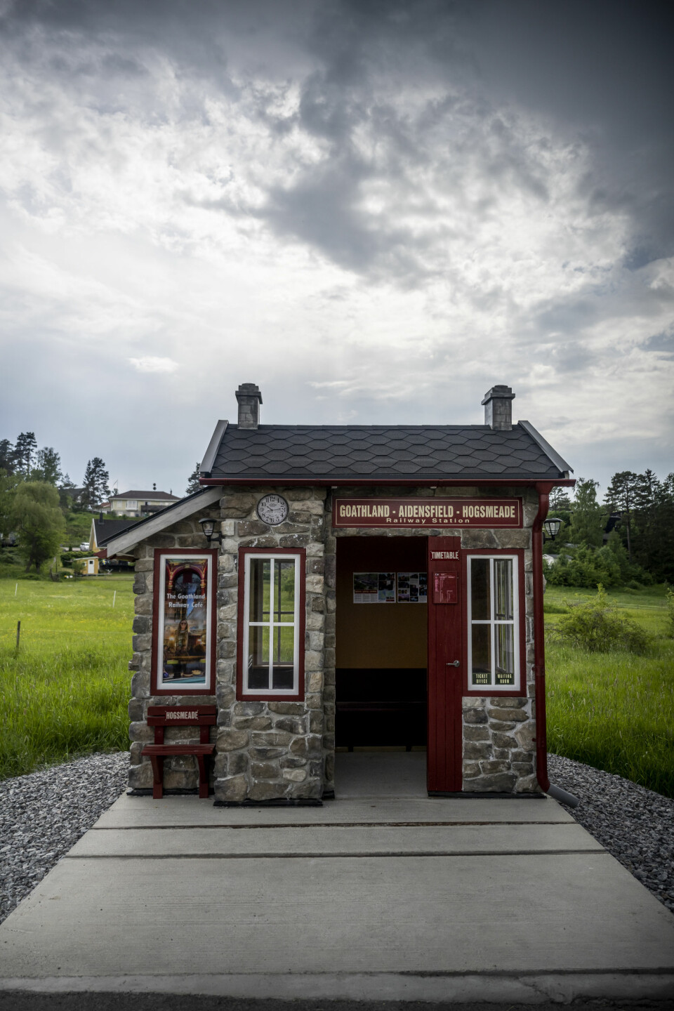 Mitt i ett villasamhälle står den lekfulla busskuren. Mitt i ett villasamhälle står den lekfulla busskuren.