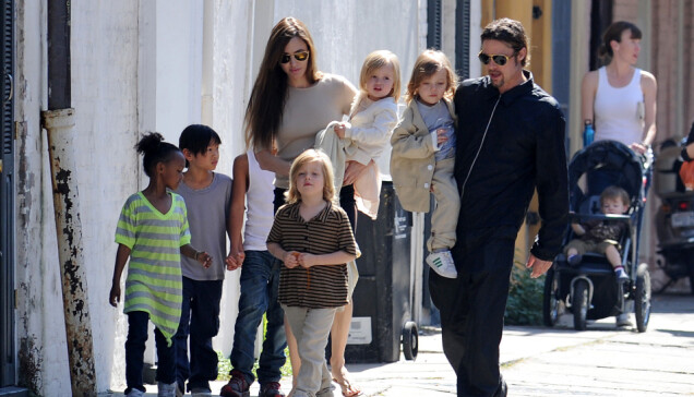 Brad Pitt och Angelina Jolie med alla sina barn 2011. Brad Pitt och Angelina Jolie med alla sina barn 2011.