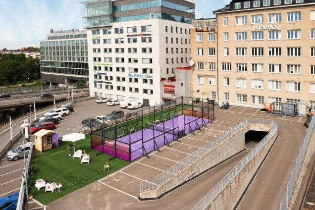 Tinders padelbana ligger i Skanstull i Stockholm. Tinders padelbana ligger i Skanstull i Stockholm.