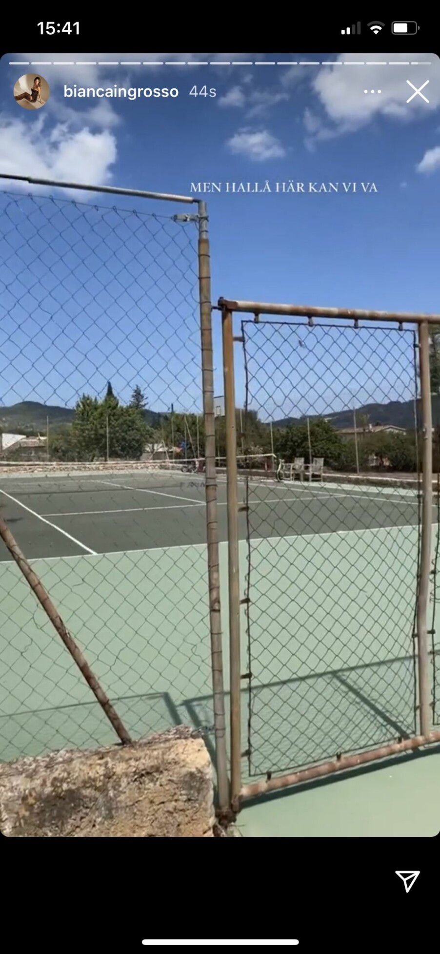 Till villan finns även en tennisplan där de kan svettas om dagarna. Till villan finns även en tennisplan där de kan svettas om dagarna.