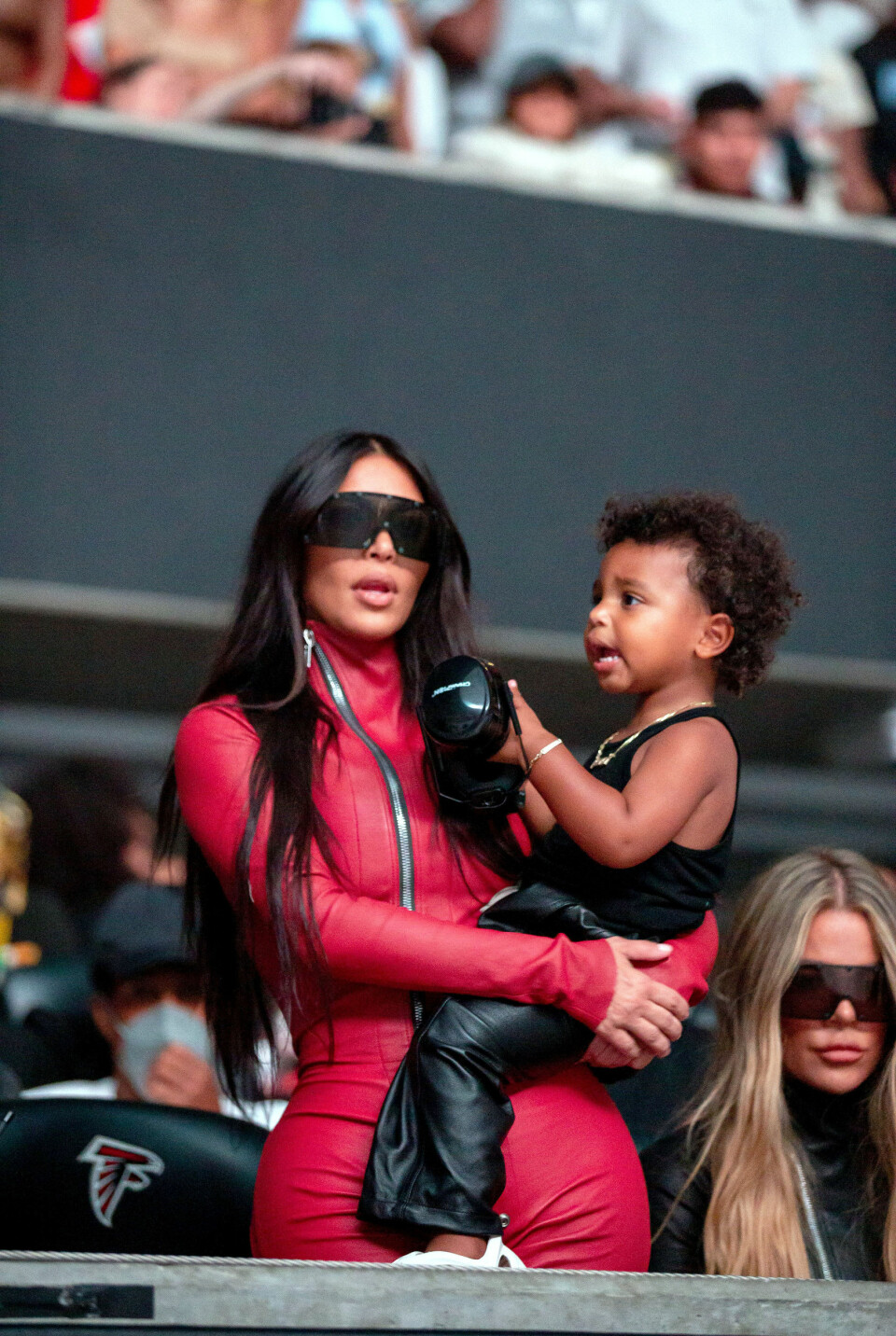 Kim Kardashian och Psalm var på plats för att stötta Kanye West. Kim Kardashian och Psalm var på plats för att stötta Kanye West.