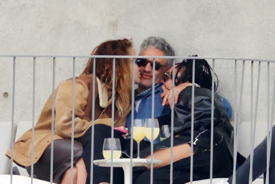 Rita Ora, Taika Waititi och Tessa Thompson myser. Rita Ora, Taika Waititi och Tessa Thompson myser.