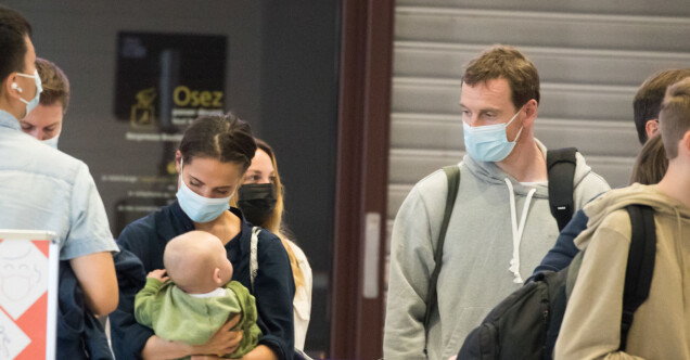 Alicia Vikander och Michael Fassbender med bebis Alicia Vikander och Michael Fassbender med bebis