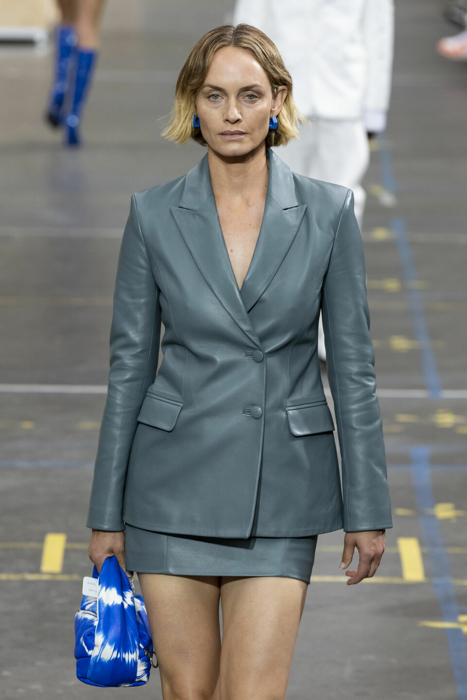 Supermodellen Amber Valletta visade upp den korta boben på Off-whites visning. Supermodellen Amber Valletta visade upp den korta boben på Off-whites visning.