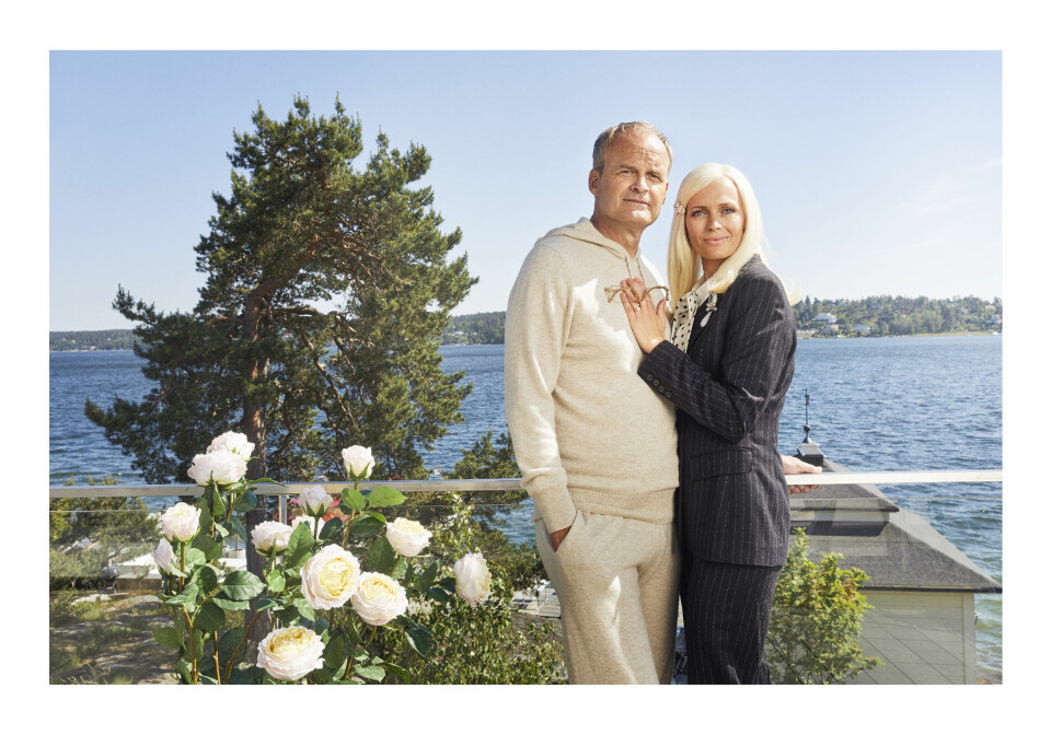 Johan Rheborg och Josephine Bornebusch håller ihop. Johan Rheborg och Josephine Bornebusch håller ihop.