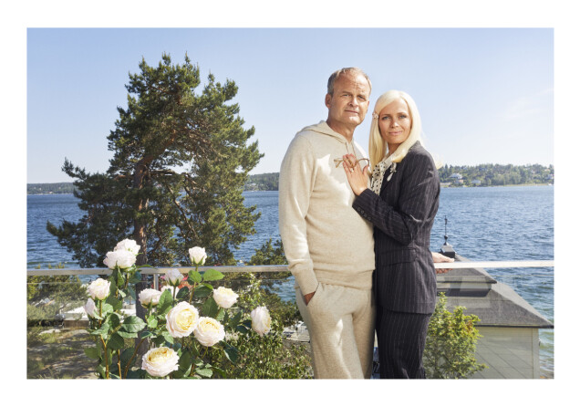 Johan Rheborg och Josephine Bornebusch håller ihop. Johan Rheborg och Josephine Bornebusch håller ihop.