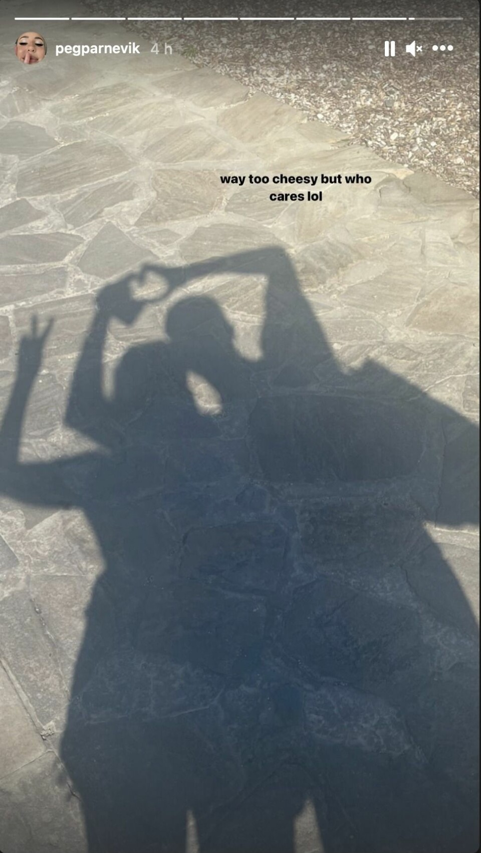 Peace & Love i Peg Parneviks Instagram story. Peace & Love i Peg Parneviks Instagram story.