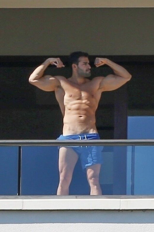 Sam Asghari spänner musklerna inför Brittan under deras semester på Hawaii tidigare i år. Sam Asghari spänner musklerna inför Brittan under deras semester på Hawaii tidigare i år.