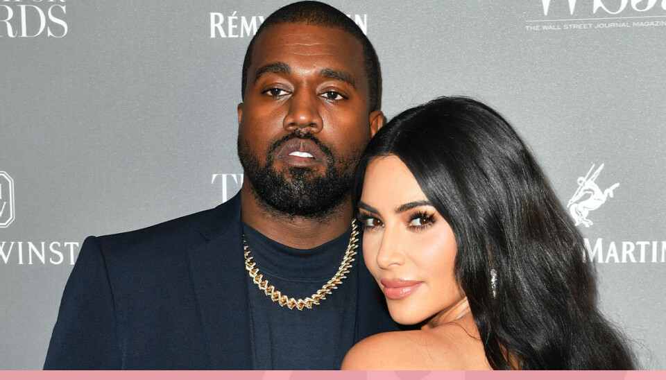 Kim Kardashian iklädd bröllopsklänning under Kanye Wests spelning