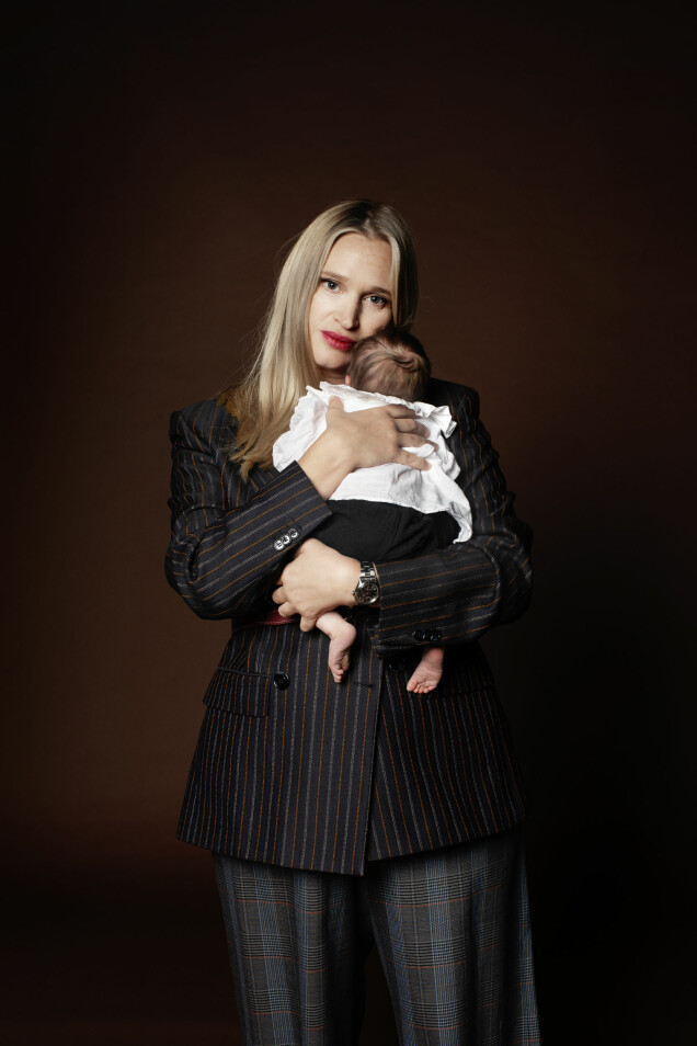 Vera Vitali med sin då ungefär en månad gamla dotter under en fotografering med Dagens Nyheter. Vera Vitali med sin då ungefär en månad gamla dotter under en fotografering med Dagens Nyheter.