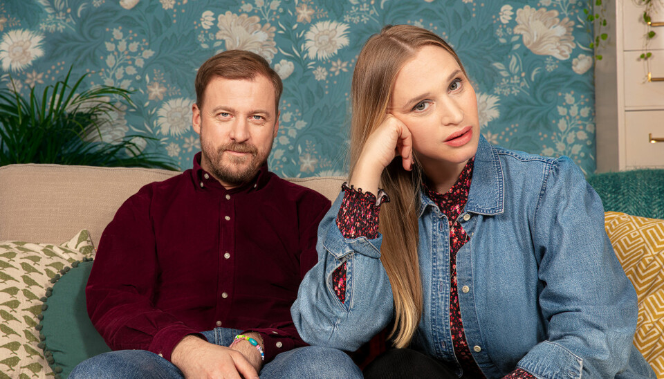 Erik Johansson och Vera Vitali som sina karaktärer Patrik och Lisa i SVT:s Bonusfamiljen. Erik Johansson och Vera Vitali som sina karaktärer Patrik och Lisa i SVT:s Bonusfamiljen.