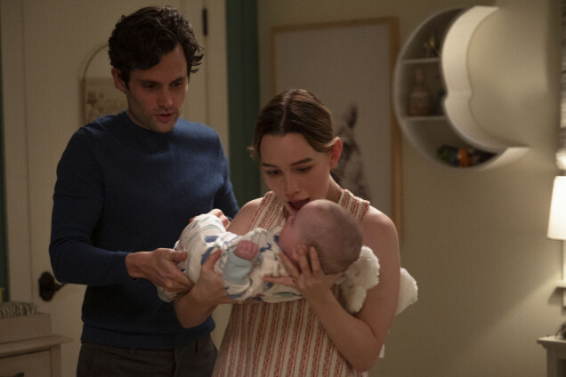 Penn Badgley som Joe och Victoria Pedretti som Love Quinn, med deras lilla son. Penn Badgley som Joe och Victoria Pedretti som Love Quinn, med deras lilla son.