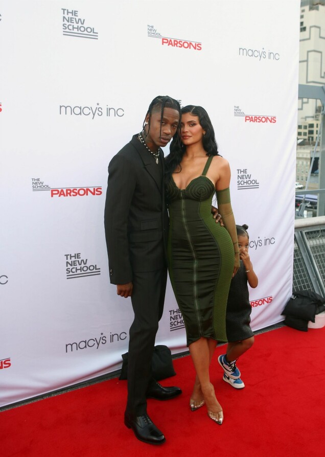 Travis Scott och Kylie Jenner med lilla Stormi bakom sig på röda mattan i New York under sommaren. Travis Scott och Kylie Jenner med lilla Stormi bakom sig på röda mattan i New York under sommaren.