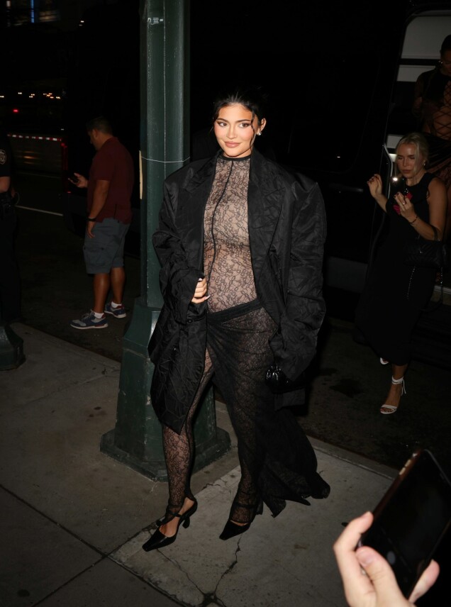 Första bilderna på Kylie Jenner efter att hon bekräftat graviditeten