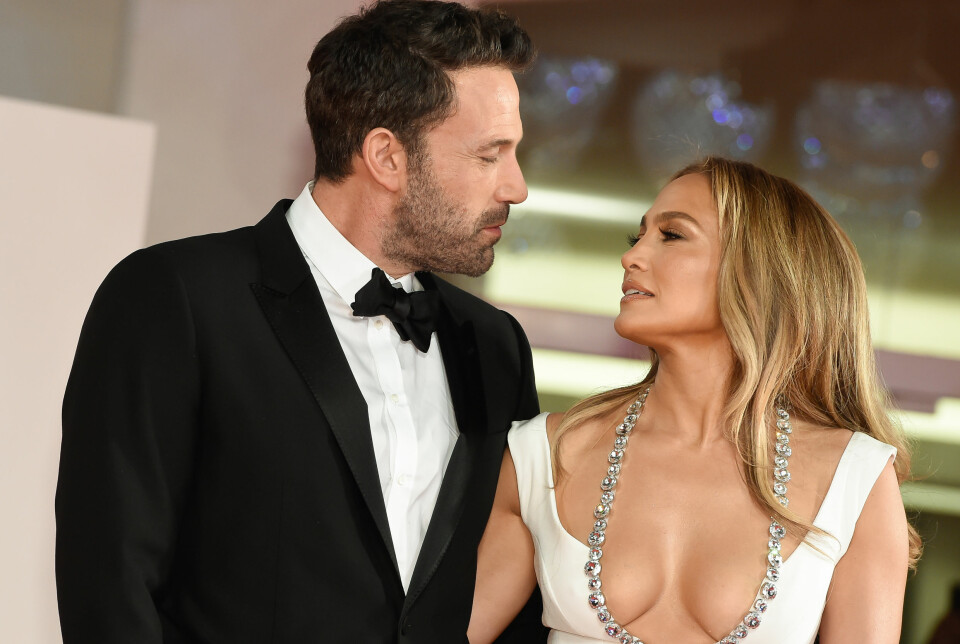 Det nykära paret var inte rädd att visa känslorna. Det nykära paret var inte rädd att visa känslorna.