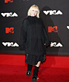 Billie Eilish i en oversized-look, så som vi är vana att se henne.