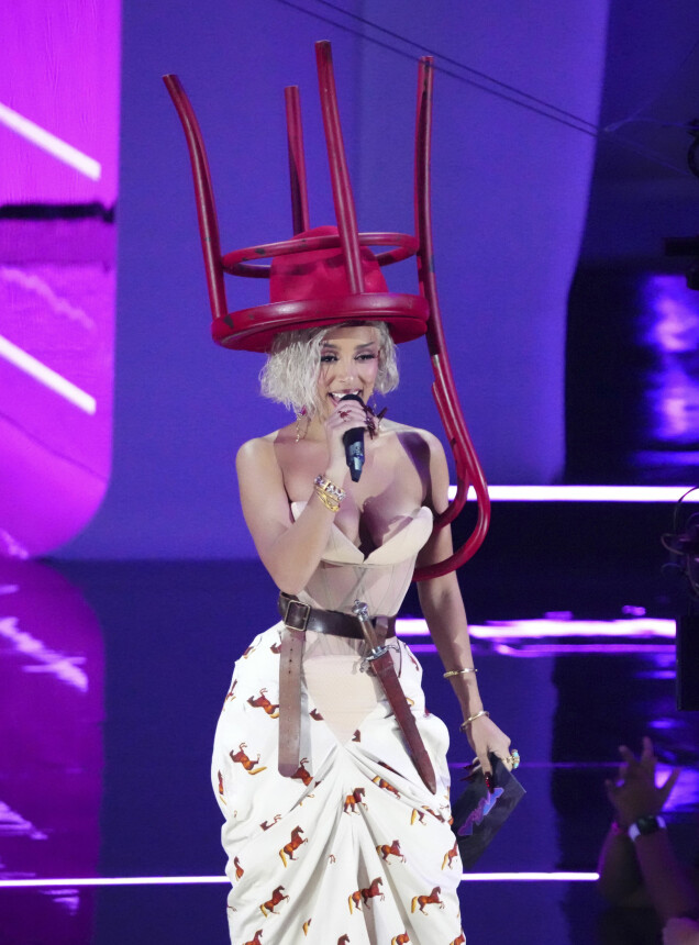Under kvällen fick man se en hel del läckra och spårade outfits på programledaren Doja Cat, som denna hatt till exempel! Under kvällen fick man se en hel del läckra och spårade outfits på programledaren Doja Cat, som denna hatt till exempel!