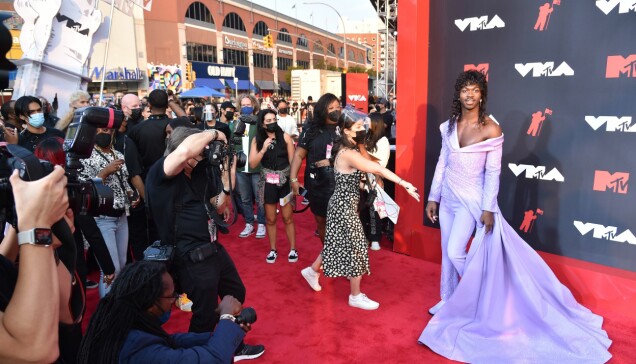 Lil Nas X klev fram i en lila pantsuit från Versace med matchande skor. Lil Nas X klev fram i en lila pantsuit från Versace med matchande skor.