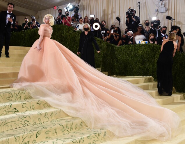 I en tylldröm från Oscar de la Renta skred Billie Eilish fram över röda mattan. I en tylldröm från Oscar de la Renta skred Billie Eilish fram över röda mattan.