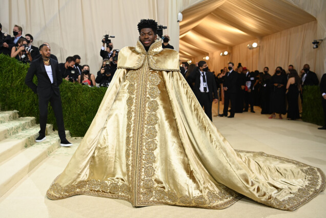 Lil Nas X i outfit ett... Lil Nas X i outfit ett...