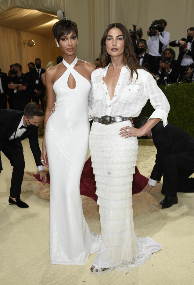 Joan Smalls och Lily Aldridge. Joan Smalls och Lily Aldridge.
