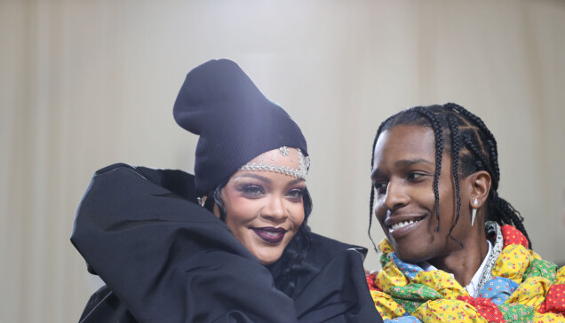 Rihanna and A$AP Rocky visar upp sig på röda mattan. Hon i Balenciaga, han i ERL:s vårkollektion. Rihanna and A$AP Rocky visar upp sig på röda mattan. Hon i Balenciaga, han i ERL:s vårkollektion.