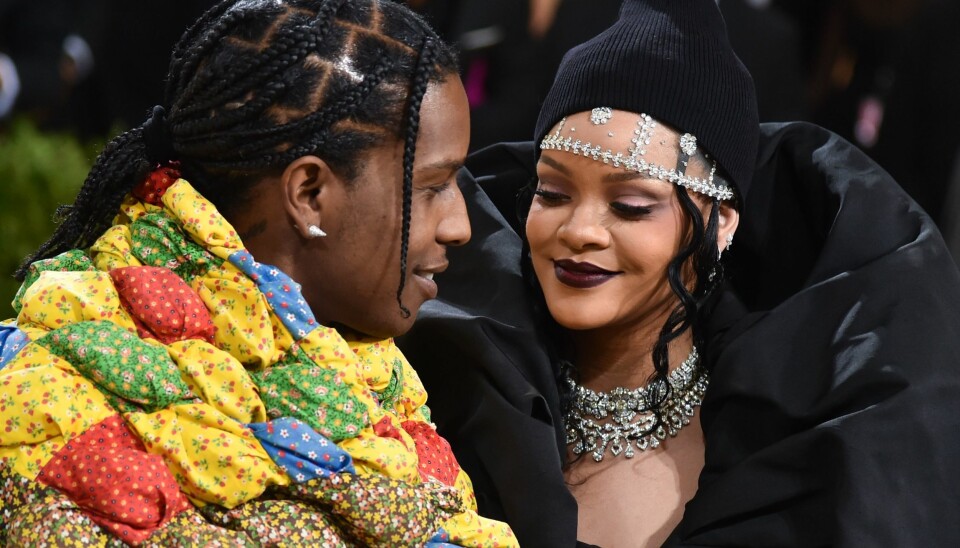 Det färgglada plädliknande skynket lät ASAP rocky snart falla till marken för att matcha sin Rihanna i svart kostym. Det färgglada plädliknande skynket lät ASAP rocky snart falla till marken för att matcha sin Rihanna i svart kostym.
