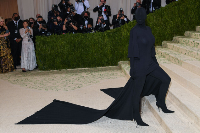 Kim Kardashian attendade Met-galan med dolt ansikte, i en variant av den heltäckande looken hon burit flera gånger den senaste tiden. Kim Kardashian attendade Met-galan med dolt ansikte, i en variant av den heltäckande looken hon burit flera gånger den senaste tiden.