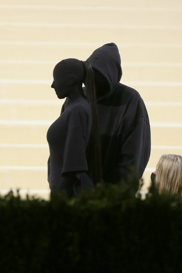 Kim Kardashian klädd i svart från topp till tå, design Balenciaga. Kim Kardashian klädd i svart från topp till tå, design Balenciaga.
