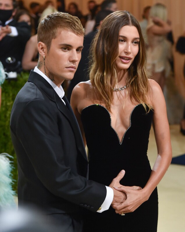 Hailey Bieber har varit med förr – och föser ömt bort sin makes hand från hennes mage. Hailey Bieber har varit med förr – och föser ömt bort sin makes hand från hennes mage.