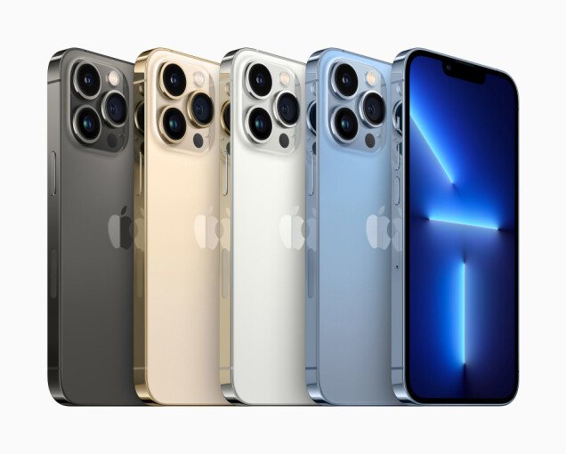 IPhone 13 Pro and iPhone 13 Pro Max med uppdaterad kamera kommer i färgerna: graphite, guld, silver och sierra blå. IPhone 13 Pro and iPhone 13 Pro Max med uppdaterad kamera kommer i färgerna: graphite, guld, silver och sierra blå.
