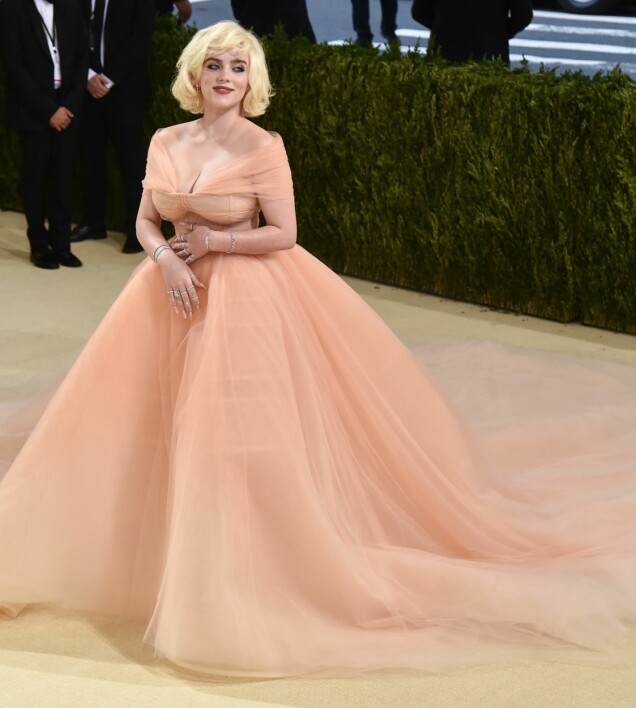 Billie Eilish i sin rosa tylldröm från Oscar de la Renta. Billie Eilish i sin rosa tylldröm från Oscar de la Renta.