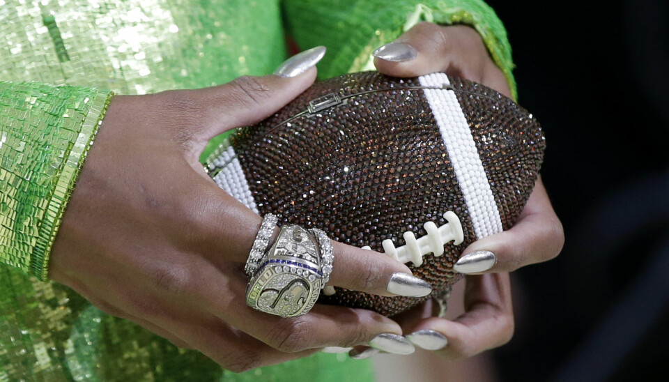 Ciaras clutch föreställde en amerikansk fotboll. Ciaras clutch föreställde en amerikansk fotboll.