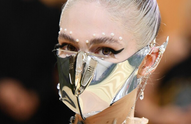 Grimes under Met-galan. Grimes under Met-galan.