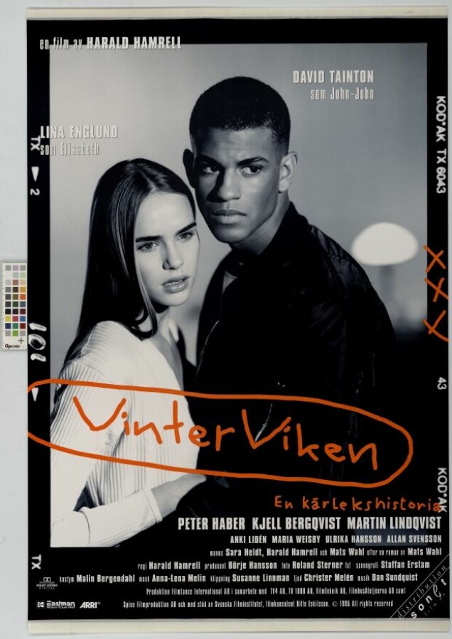 En Romeo och Julia-klassiker från 90-talet där John-John under middagen blir förälskad i familjens äldsta dotter Elisabeth. En Romeo och Julia-klassiker från 90-talet där John-John under middagen blir förälskad i familjens äldsta dotter Elisabeth.